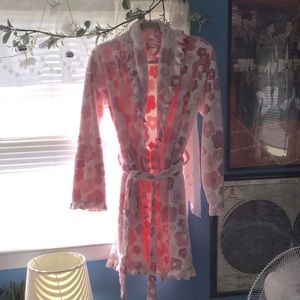 Arlotta Studio White And Pink Fluffy Flower Robe